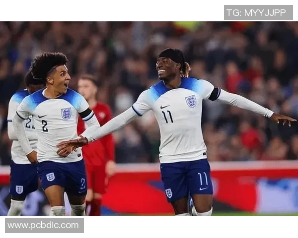 巴赛队与香港队激战正酣展现足球魅力与团队精神的精彩对决